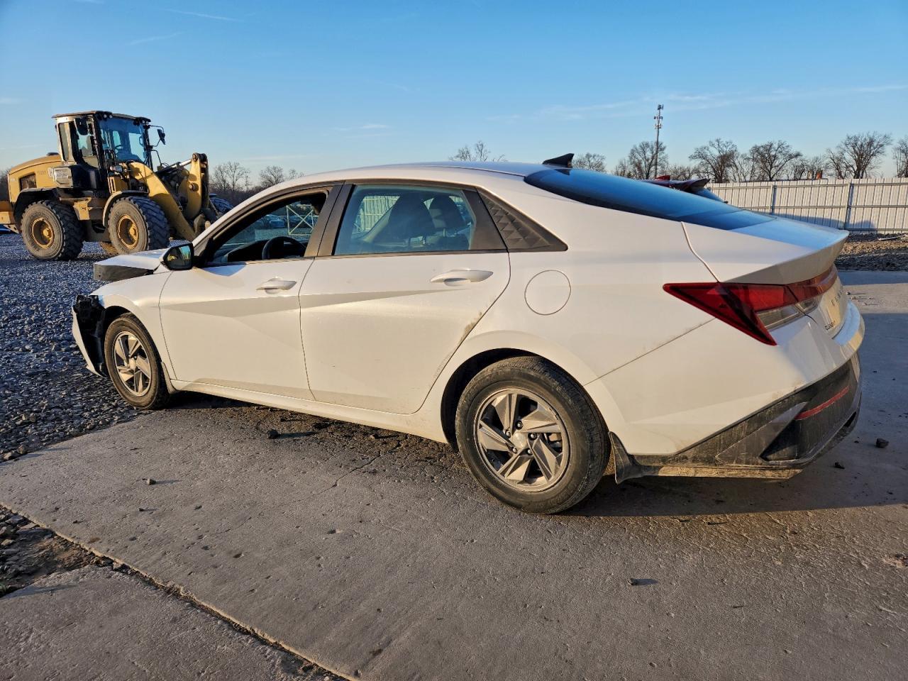2024 Hyundai Elantra Se - Image 2