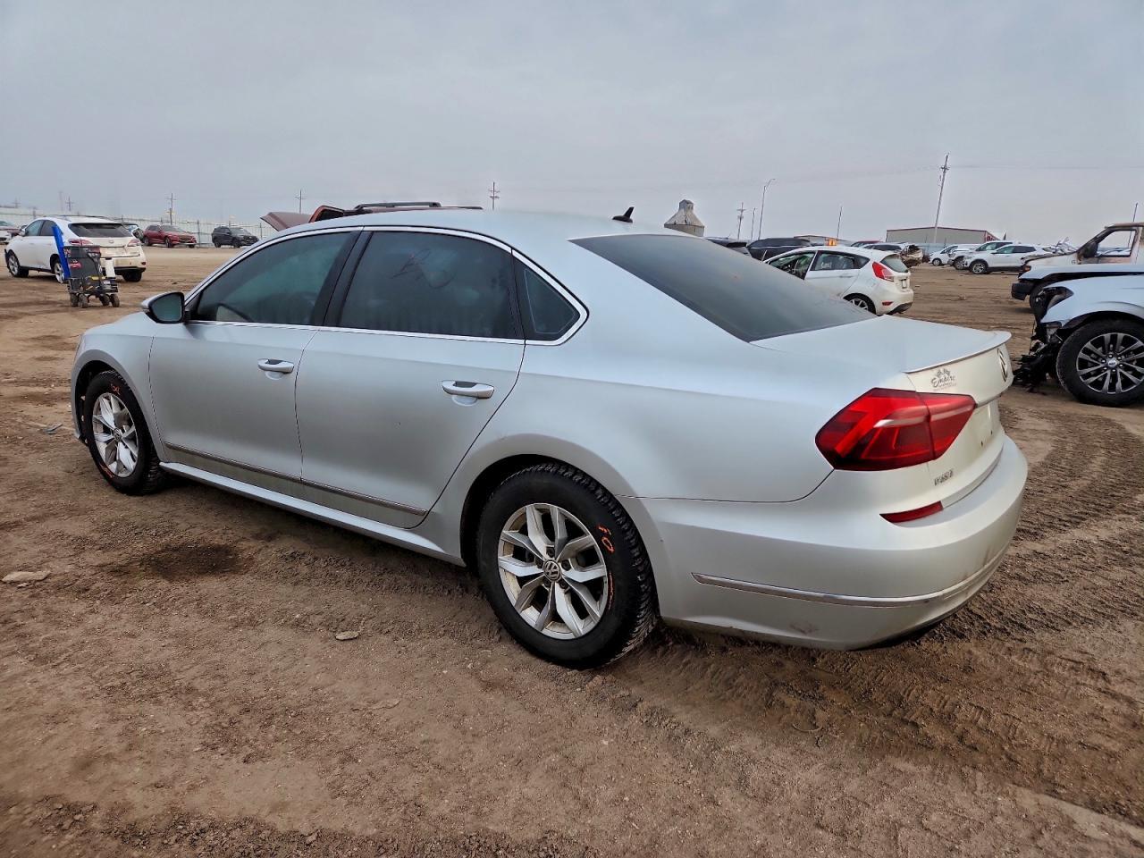 2017 Volkswagen Passat S - Фото 2