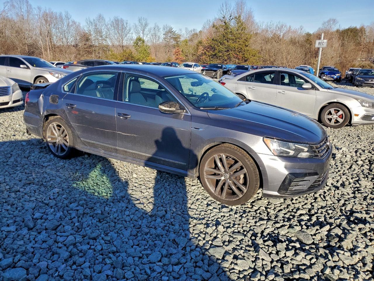 2017 Volkswagen Passat R-Line - Image 4