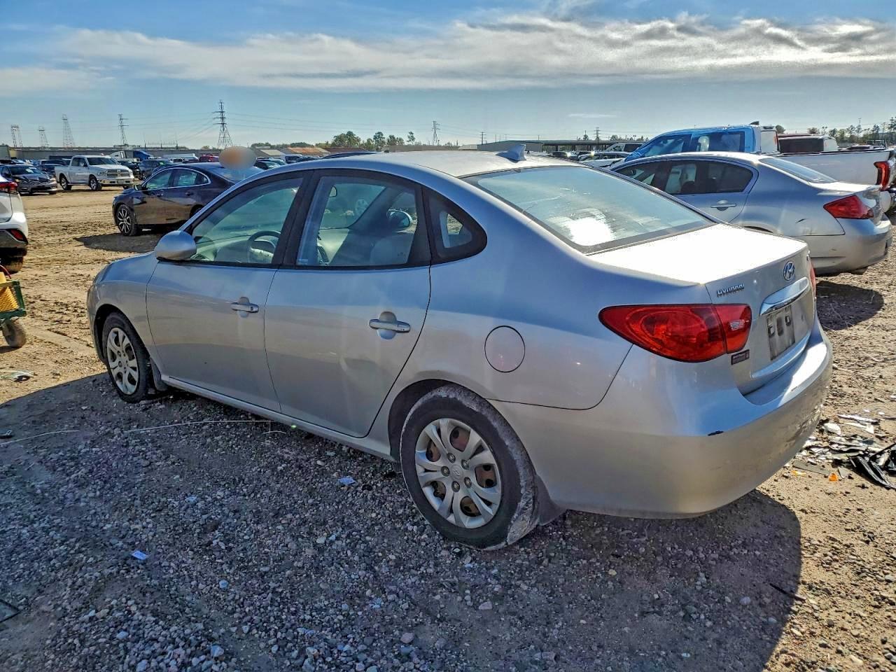 2010 Hyundai Elantra - Image 2