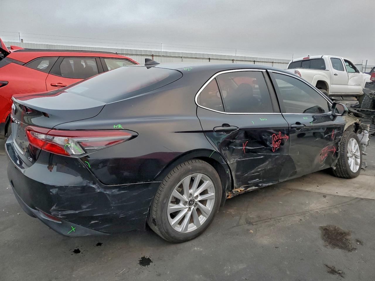 2021 Toyota Camry Le - Фото 3