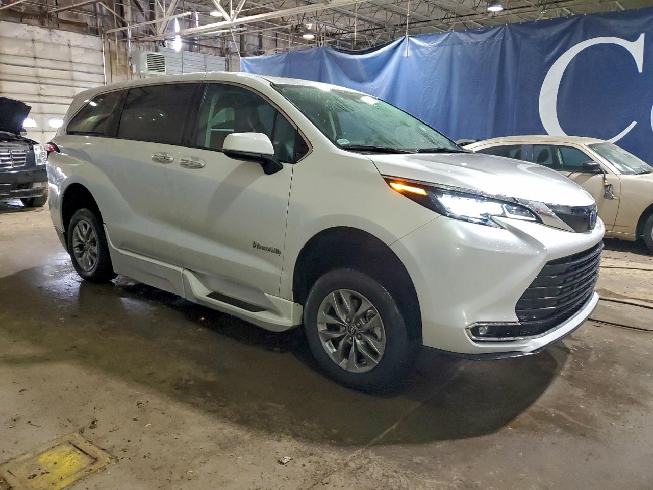 2022 Toyota Sienna Xle - Image 4