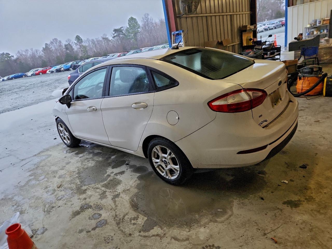 2015 Ford Fiesta Se - Фото 2