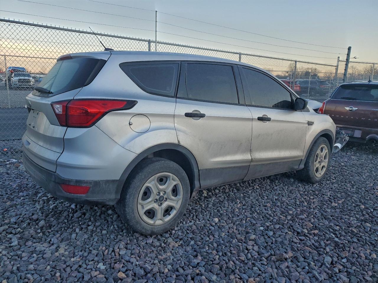 2019 Ford Escape S - Фото 3