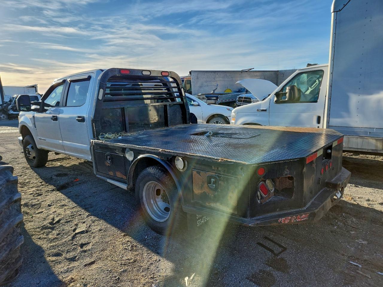 2018 Ford F350 Truck Cab And Chassis - Image 3
