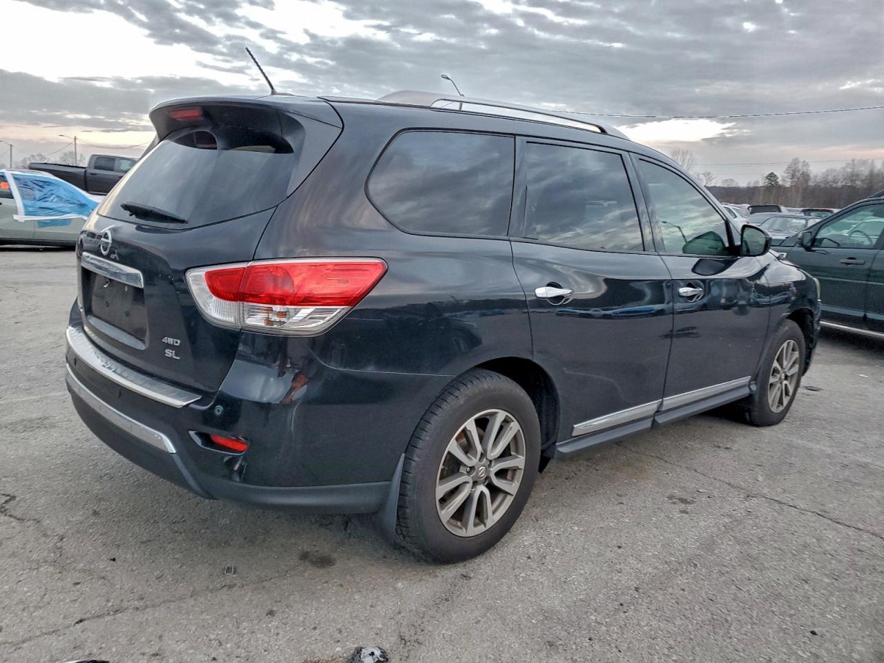 2015 Nissan Pathfinder S - Image 3