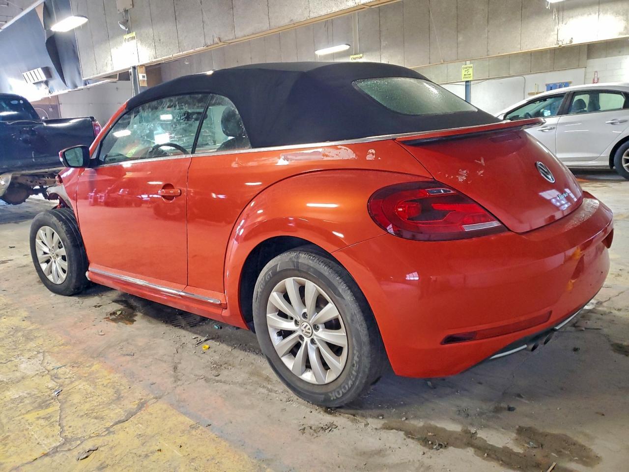 2019 Volkswagen Beetle S - Фото 2