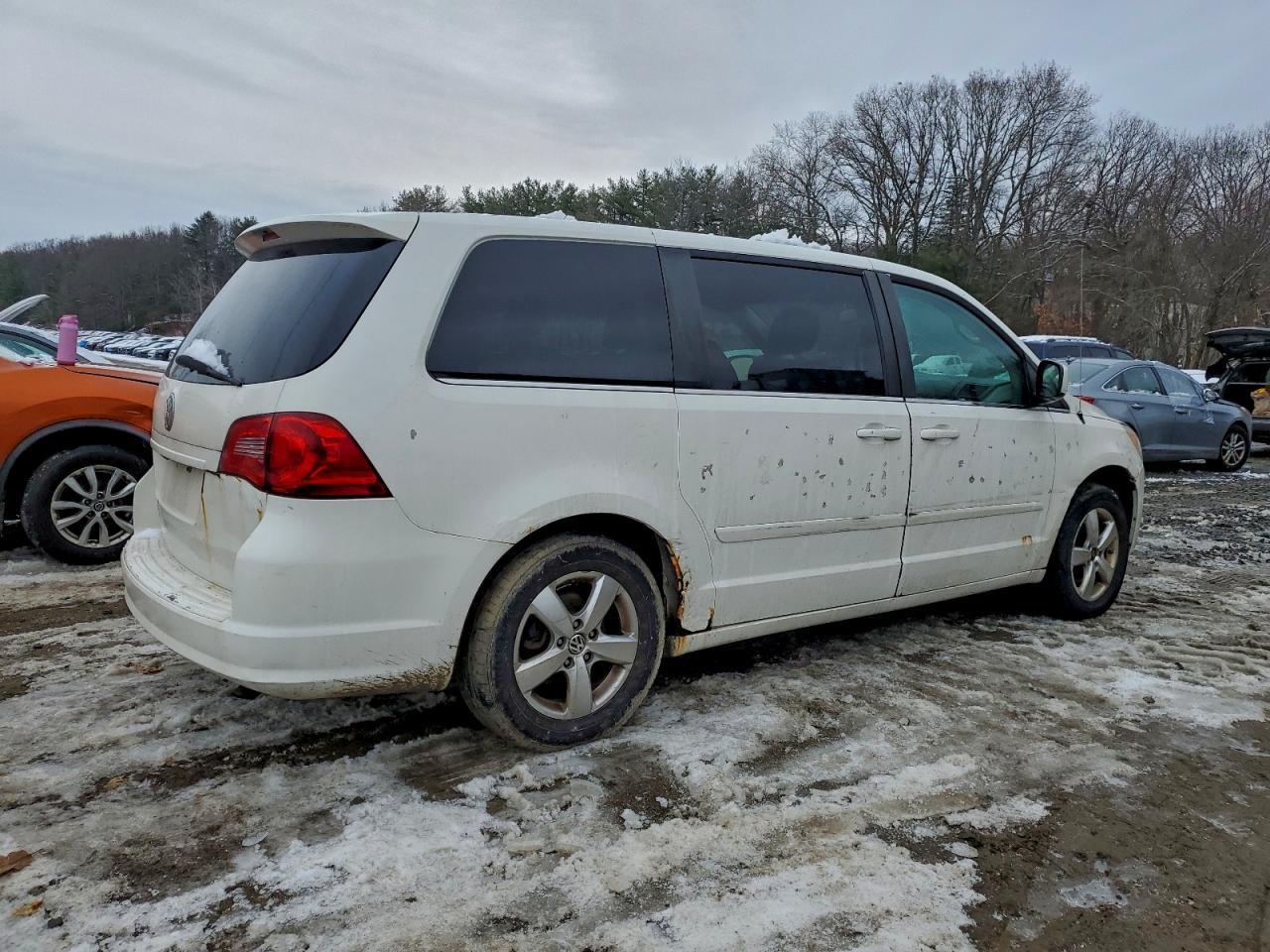 2010 Volkswagen Routan Se - Image 3