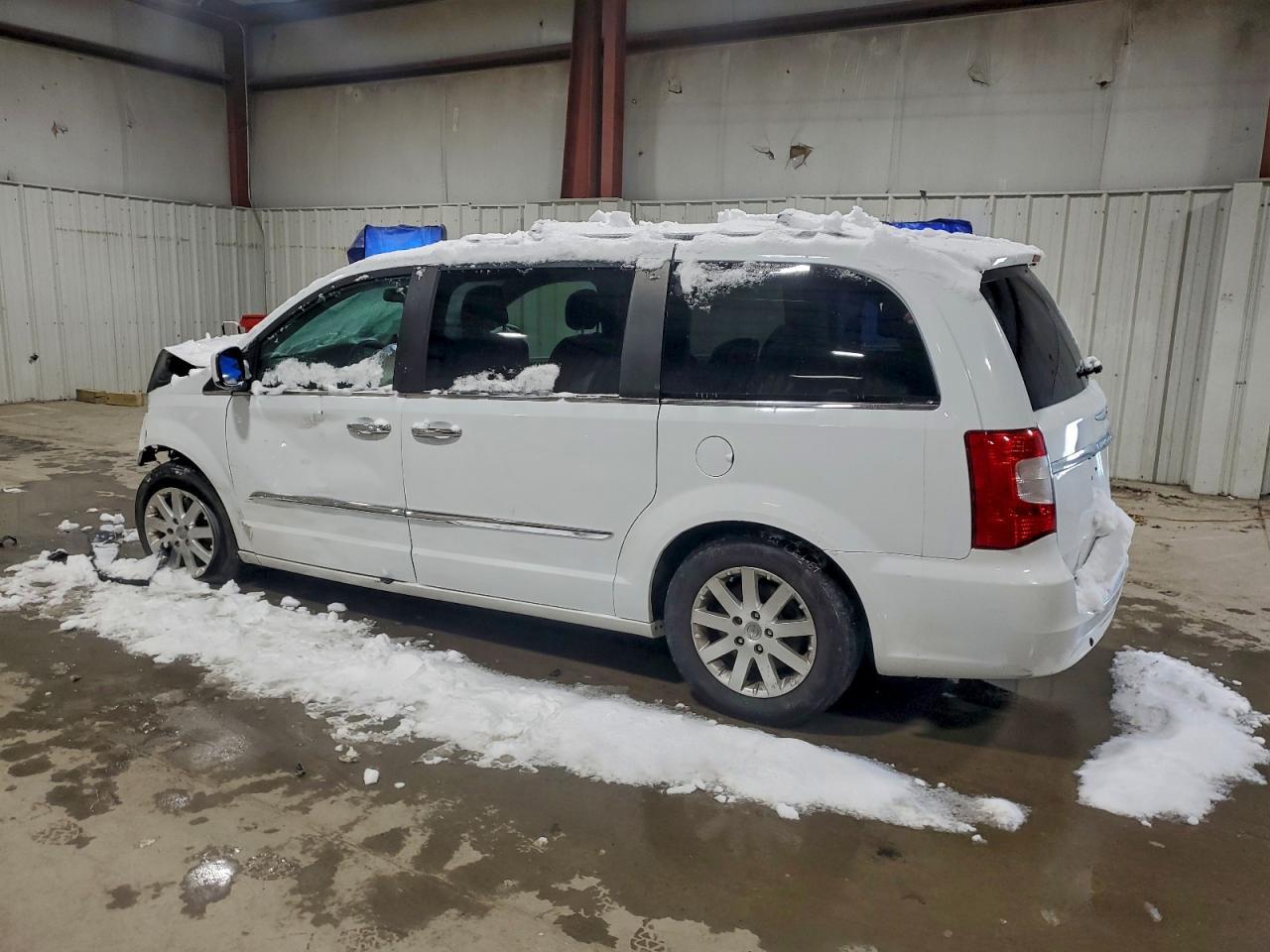 2015 Chrysler Town & Country Touring - Фото 2