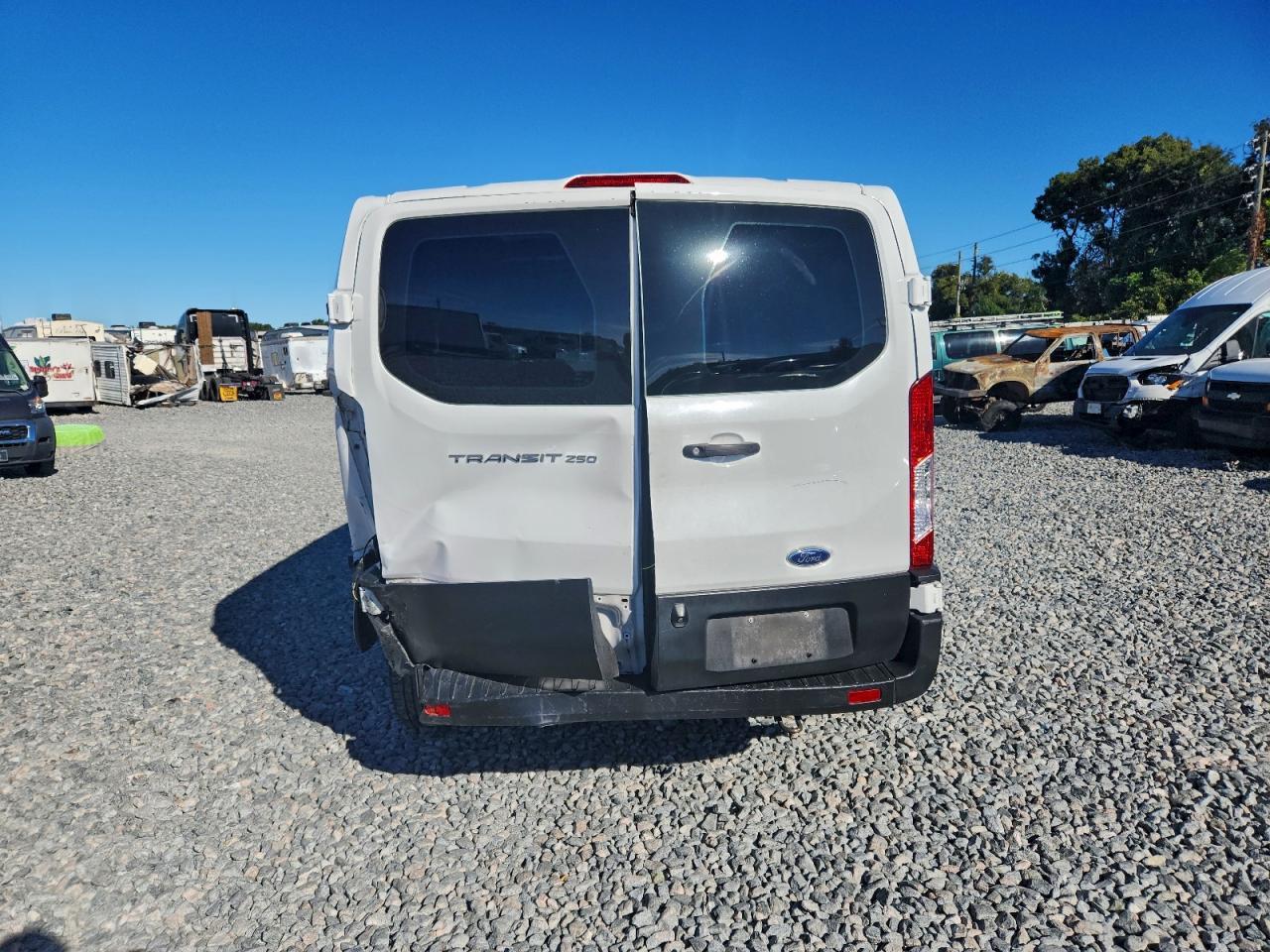 2020 Ford Transit Cargo Van T- - Фото 6