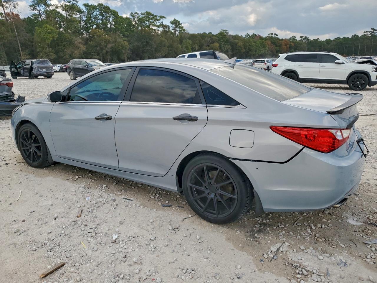 2011 Hyundai Sonata - Image 2
