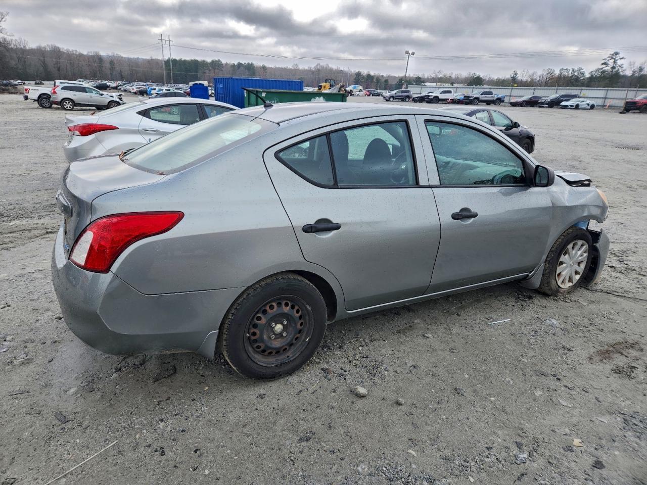 2013 Nissan Versa S - Фото 3