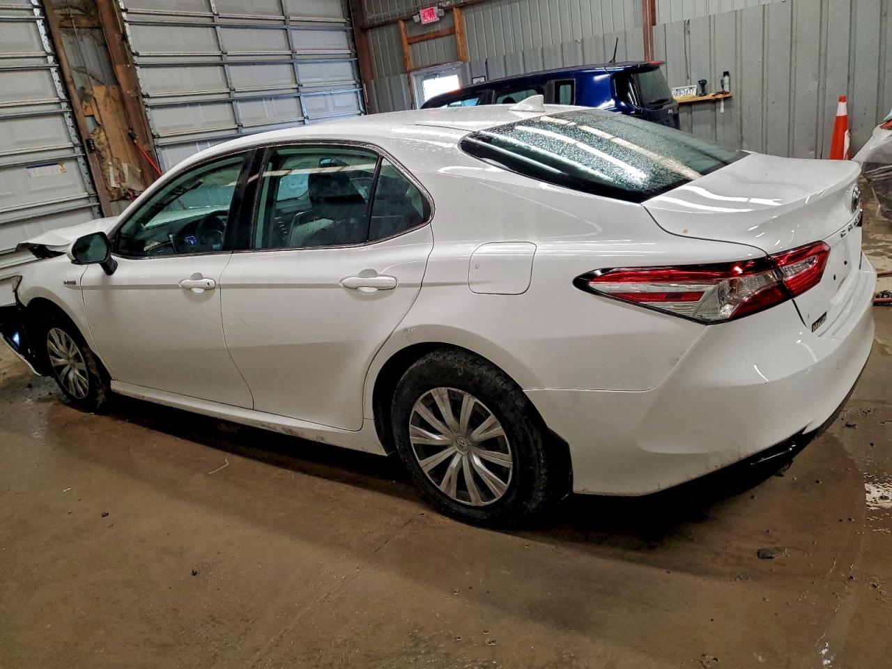 2020 Toyota Camry Le - Фото 2