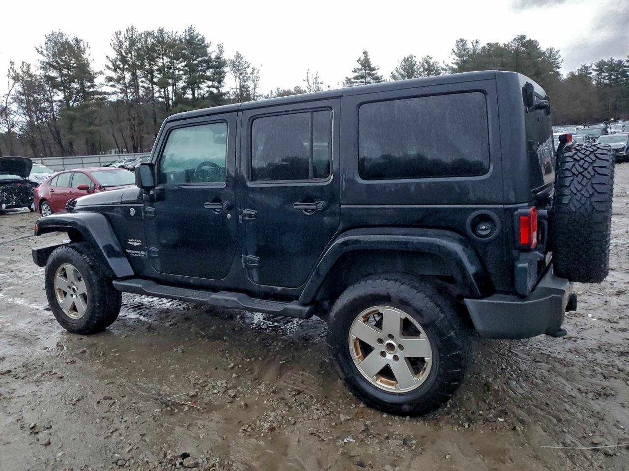 2011 Jeep Wrangler Unlimited Sahara - Image 2