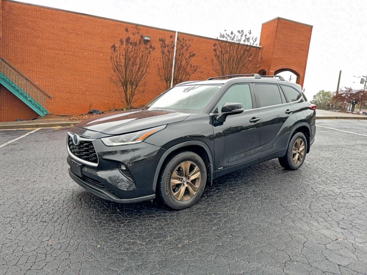2023 Toyota Highlander Hybrid Bronze Edition - Image 2