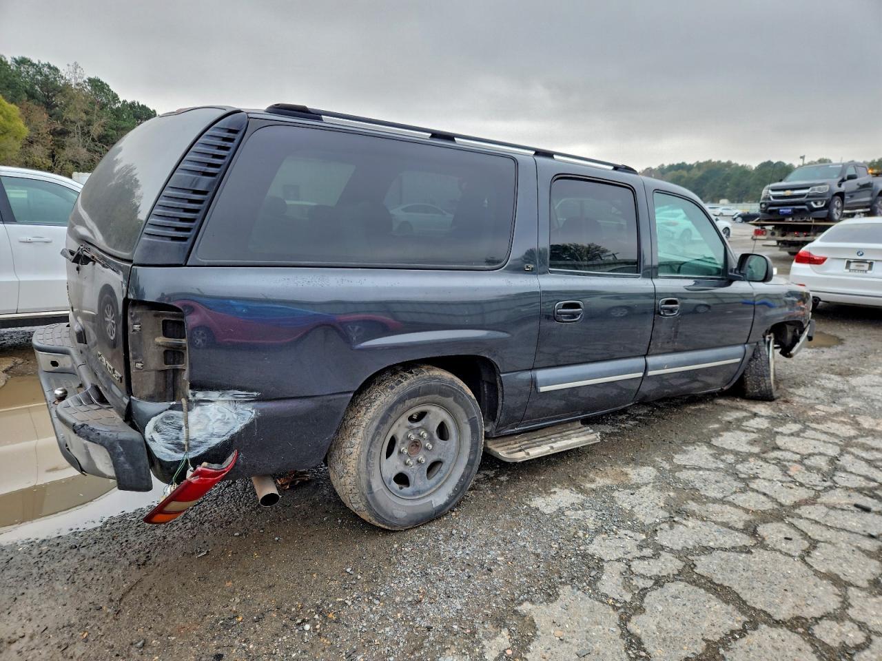 2003 Chevrolet Suburban C1500 - Image 3