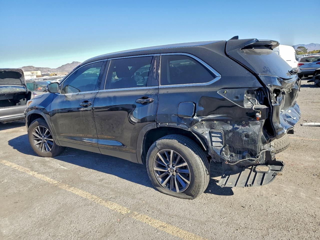 2019 Toyota Highlander Se - Image 2