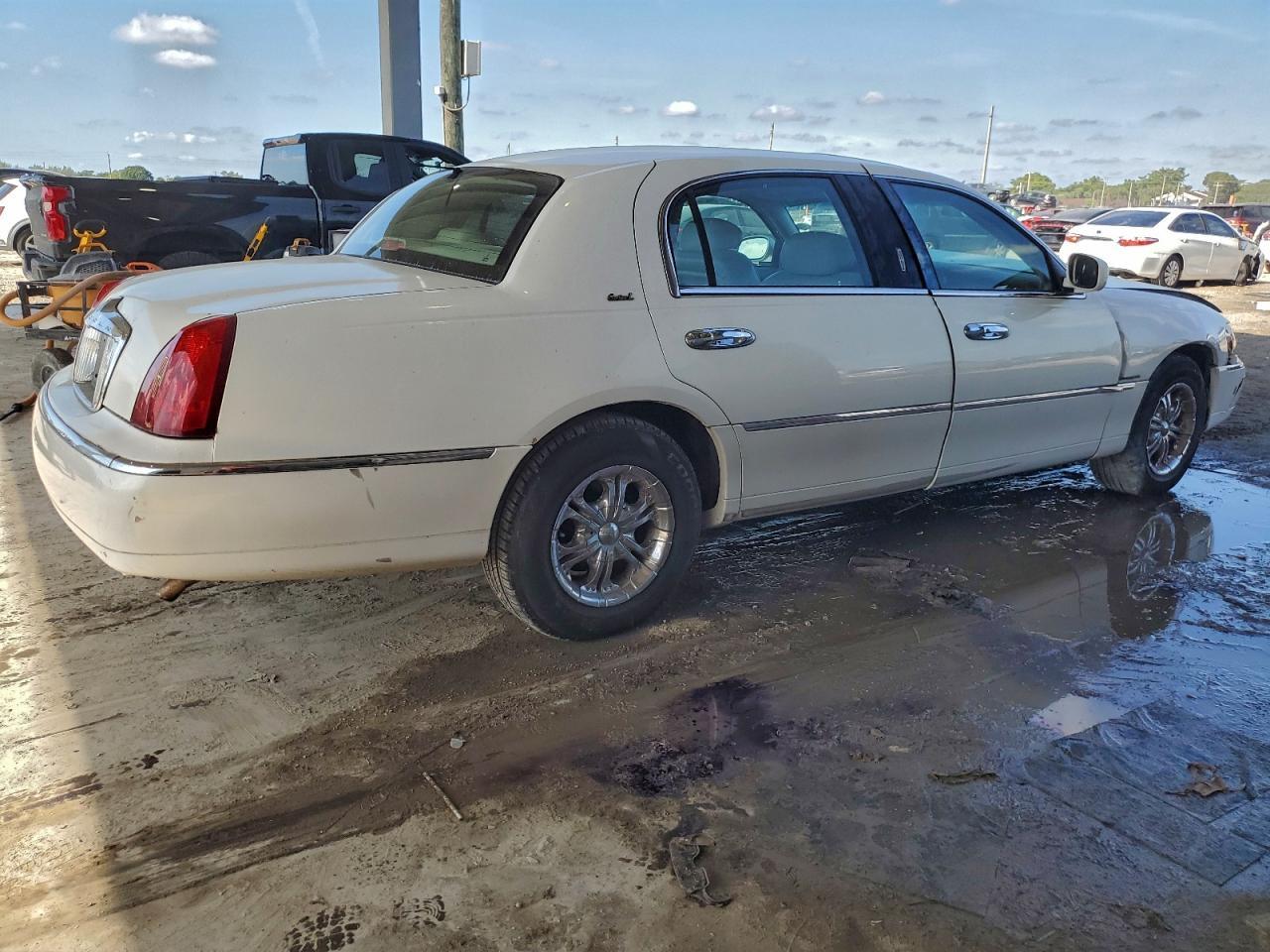 2002 Lincoln Town Car Cartier L - Фото 3