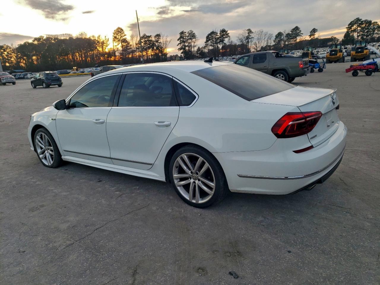 2017 Volkswagen Passat R-Line - Фото 2