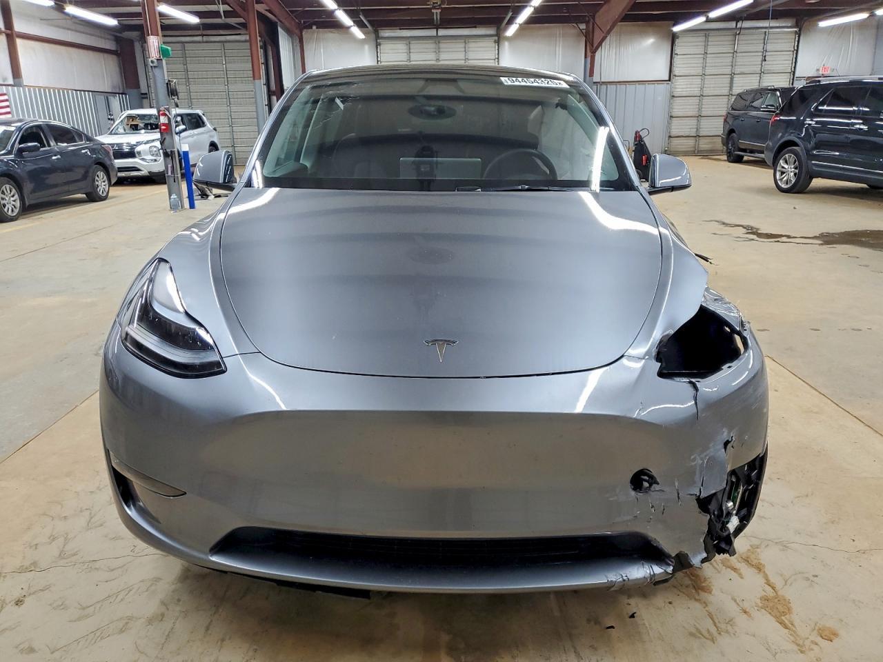2025 Tesla Model Y - Фото 5