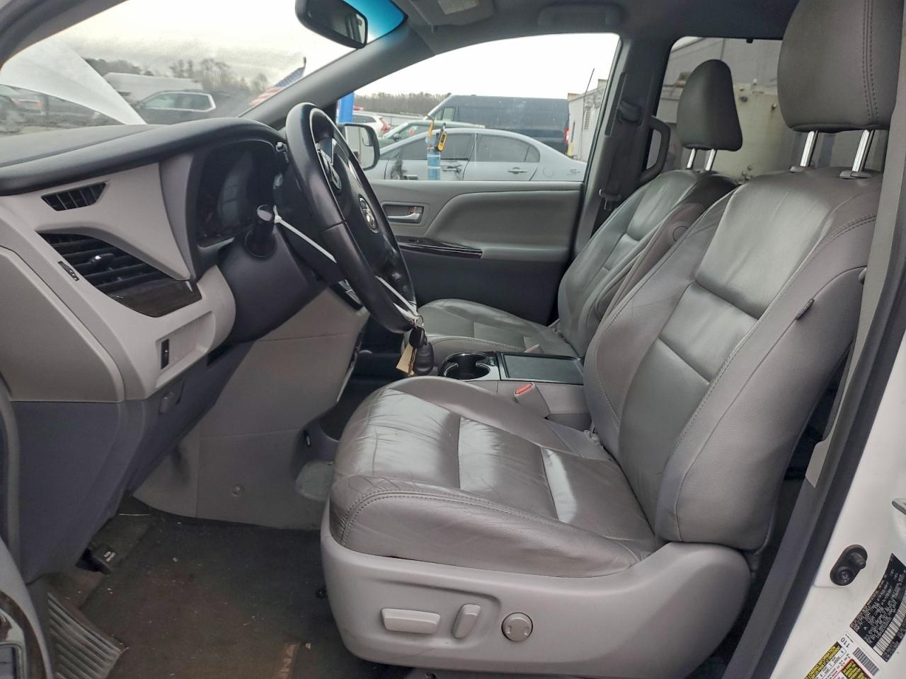 2016 Toyota Sienna Le - Image 7