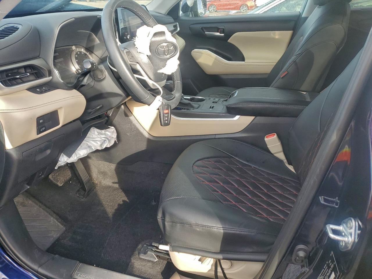 2023 Toyota Highlander - Image 7