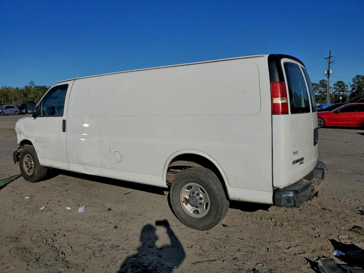 2015 Chevrolet Express G2500 - Фото 2