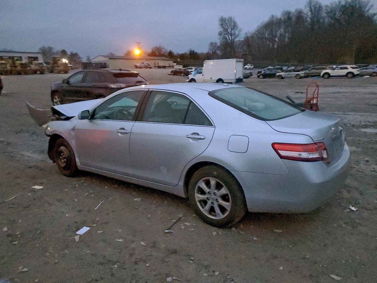 2011 Toyota Camry Base - Фото 2