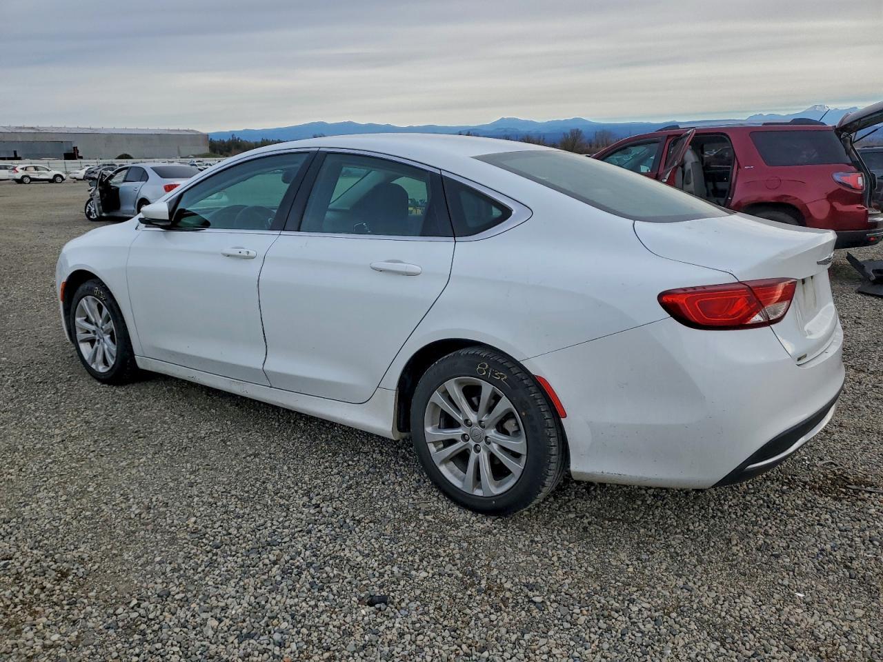 2015 Chrysler 200 Limited - Фото 2