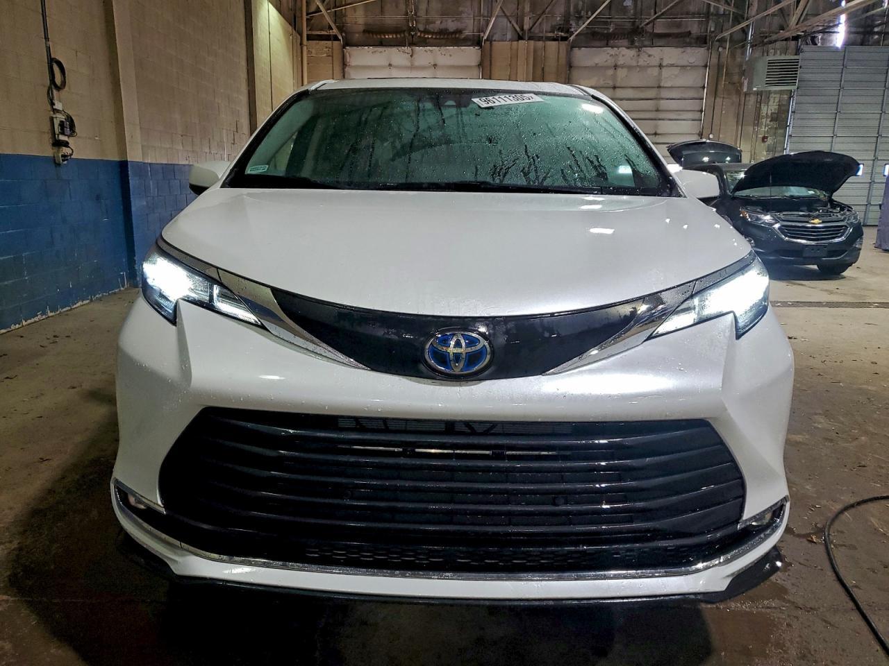 2022 Toyota Sienna Xle - Image 5