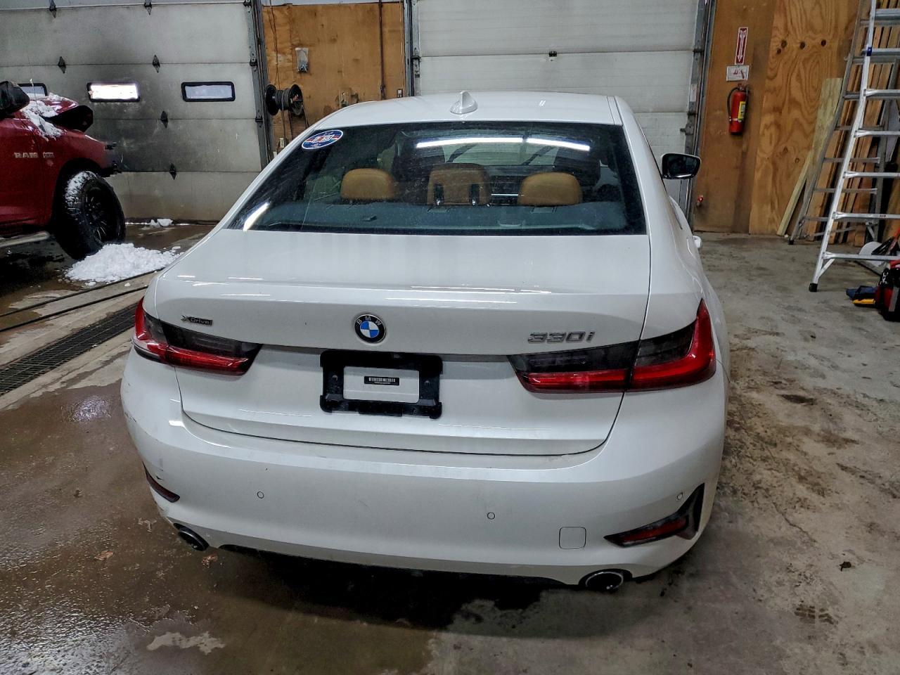 2021 BMW 330Xi - Фото 6