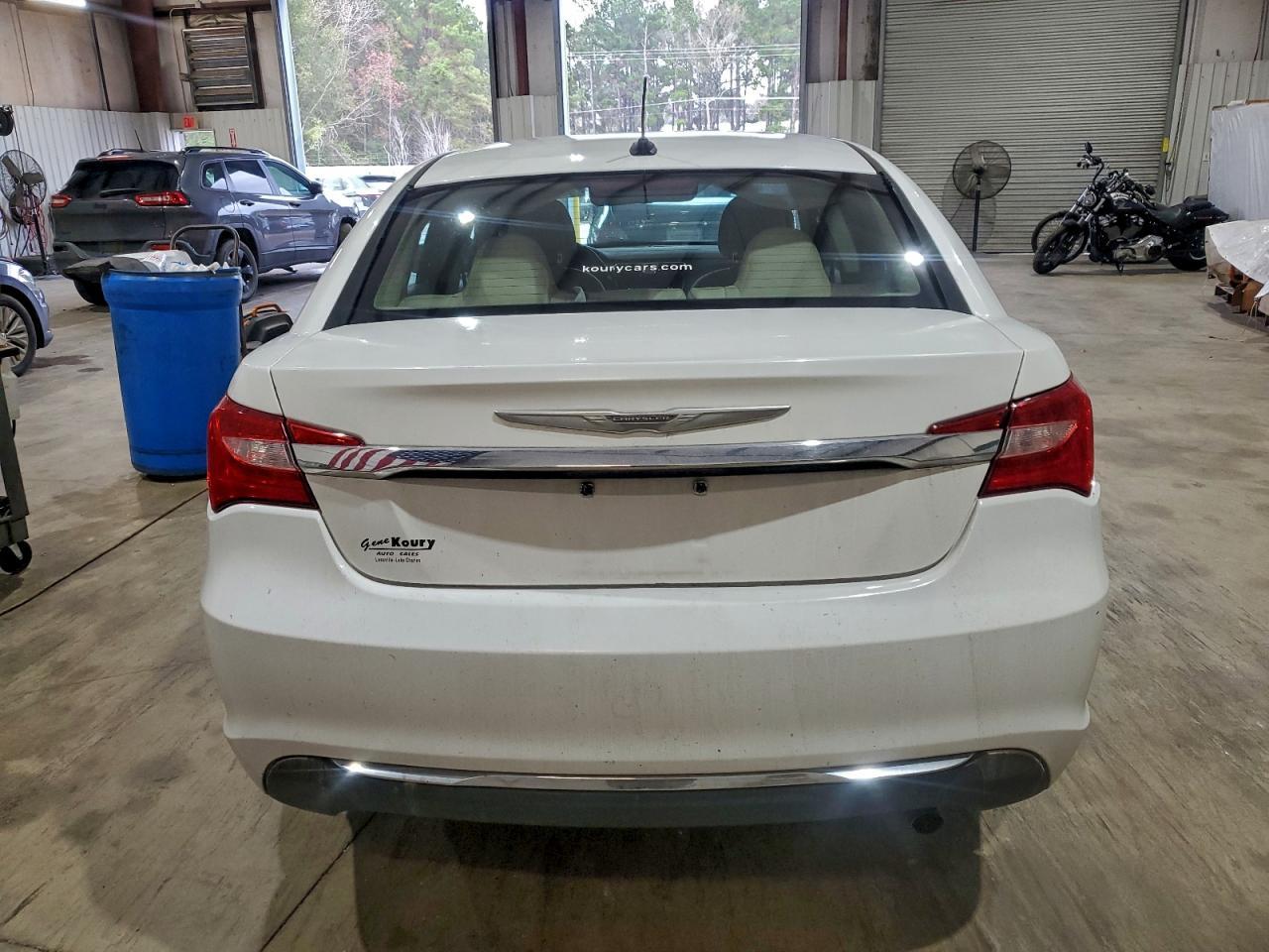 2014 Chrysler 200 Touring - Фото 6