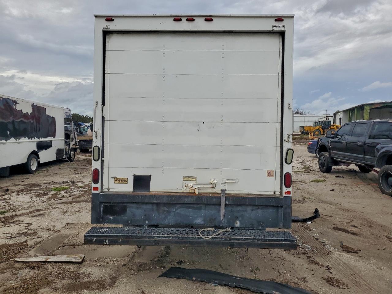 2015 Chevrolet Express Box Truck - Фото 6