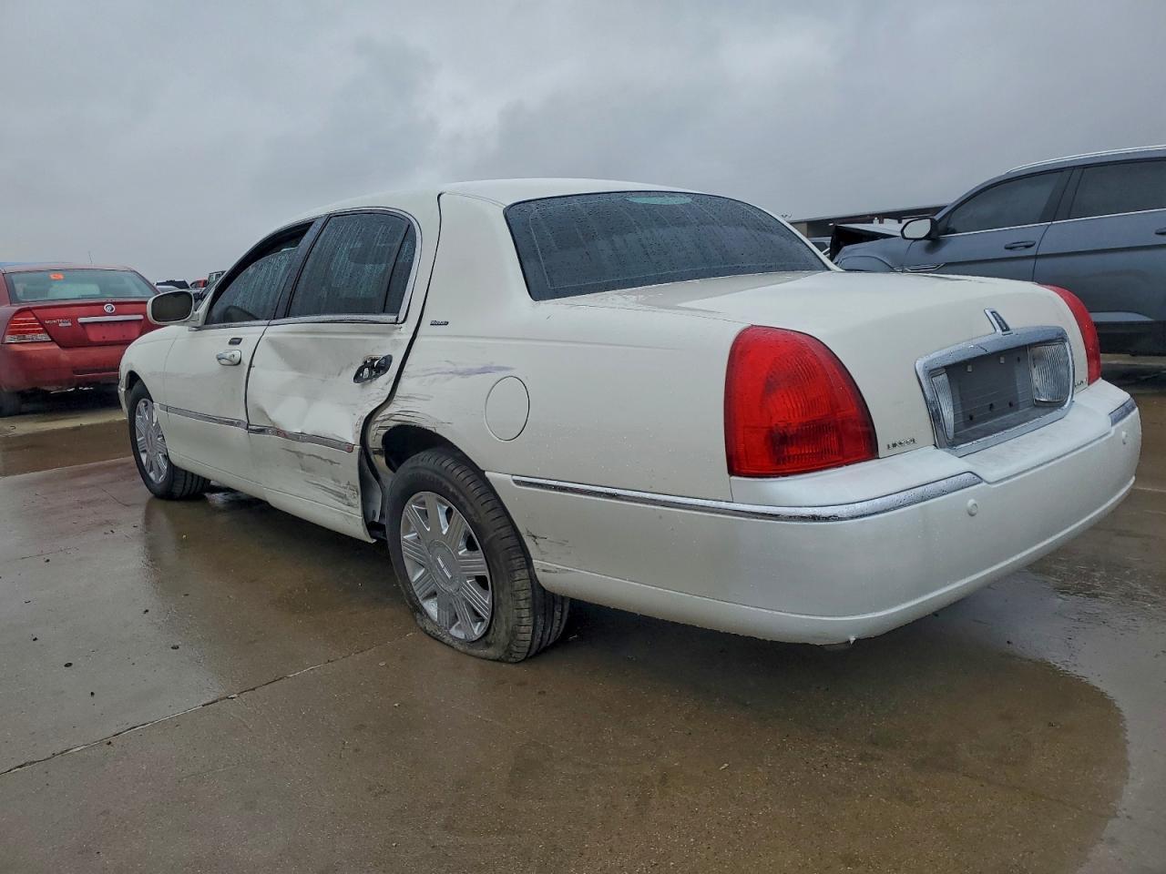 2004 Lincoln Town Car Ultimate - Фото 2