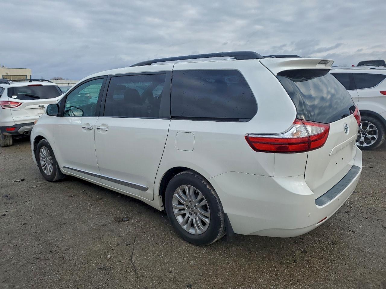 2015 Toyota Sienna Xle - Image 2