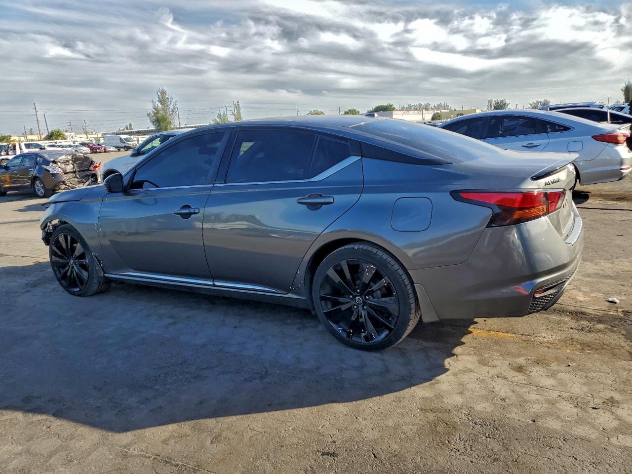 2022 Nissan Altima Sr - Фото 2