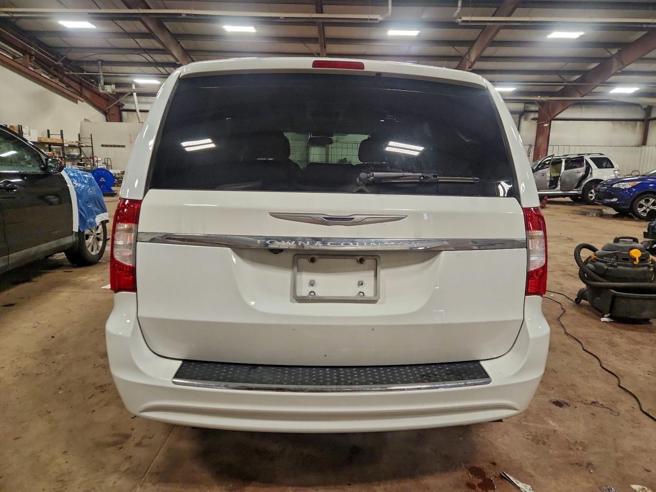 2016 Chrysler Town & Country Touring - Фото 6