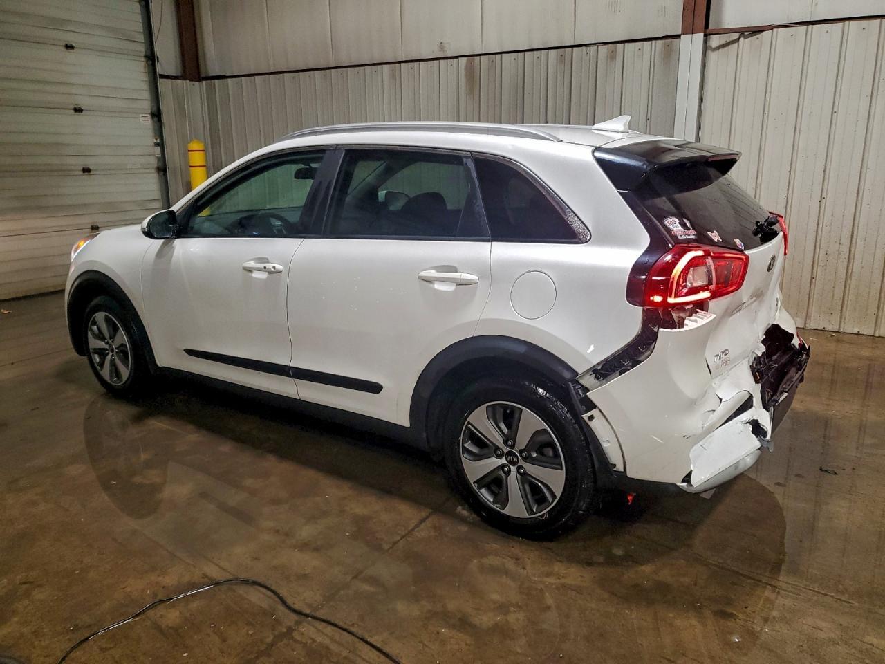2017 Kia Niro Ex - Image 2