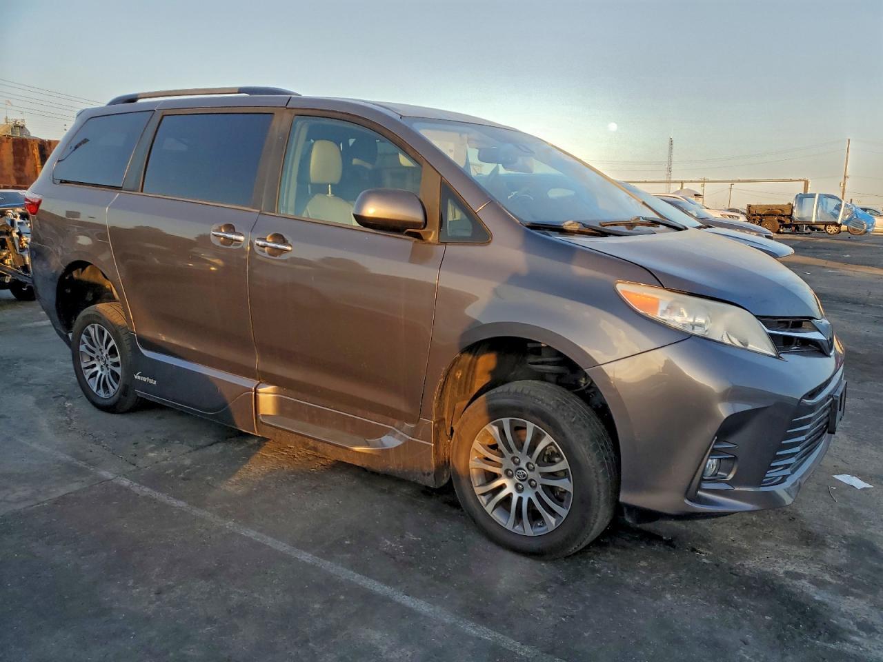 2019 Toyota Sienna Xle - Фото 4