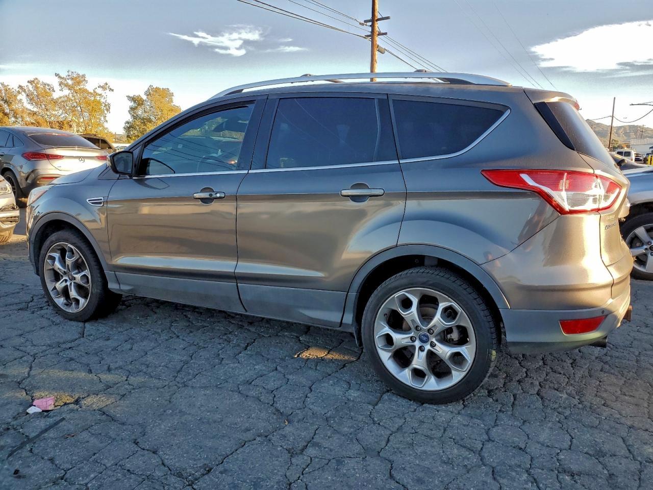 2013 Ford Escape Titanium - Фото 2
