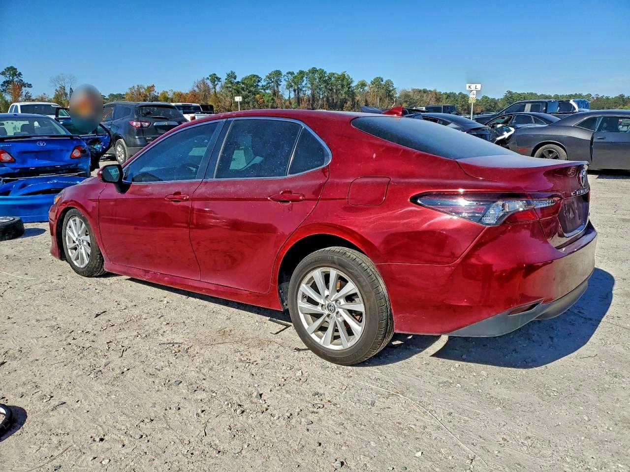 2021 Toyota Camry Le - Фото 2