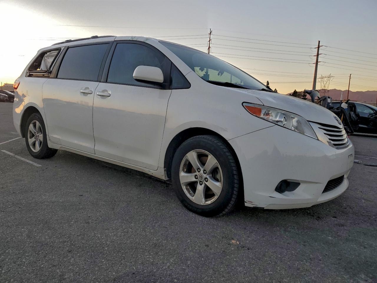 2015 Toyota Sienna Le - Фото 4