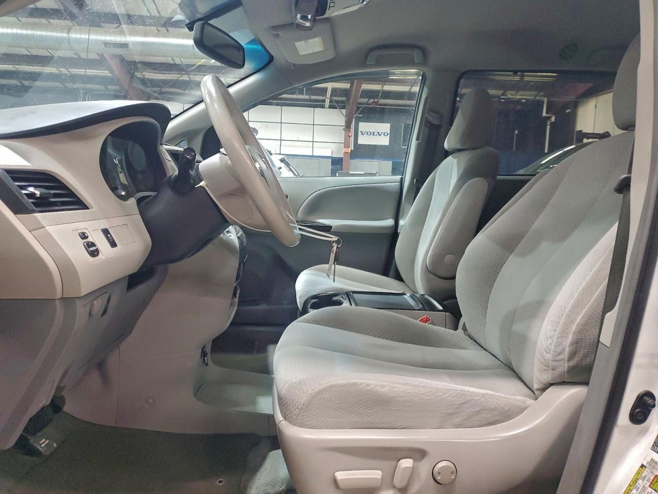2014 Toyota Sienna Le - Image 7