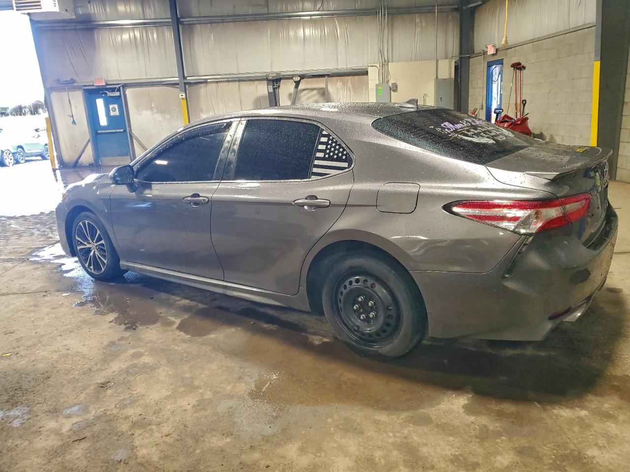 2020 Toyota Camry Se - Фото 2