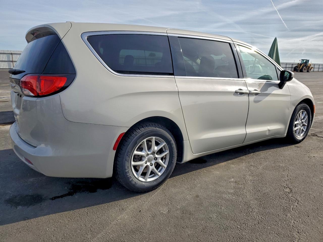 2017 Chrysler Pacifica Lx - Image 3