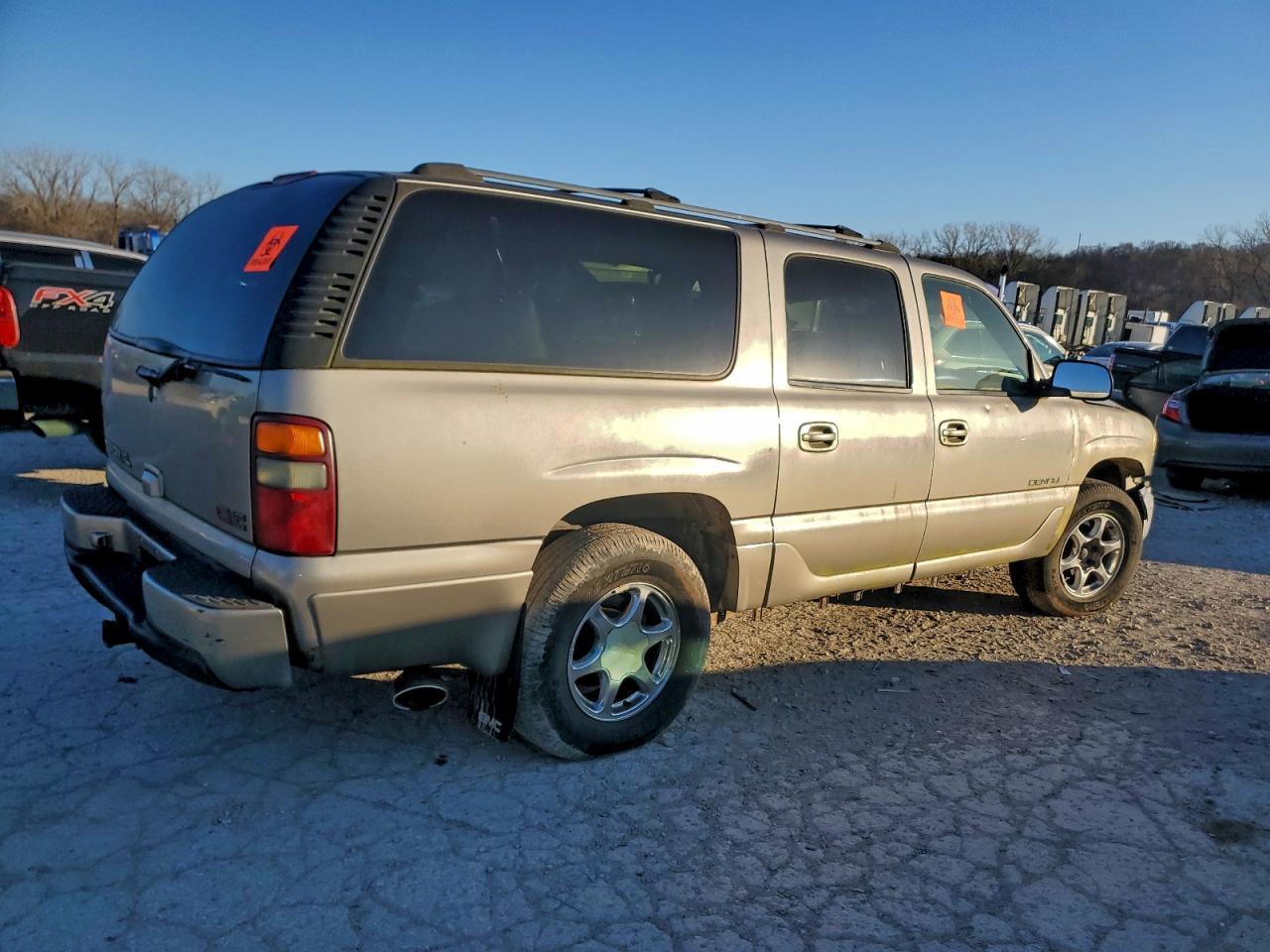 2002 GMC Suburban - Фото 3