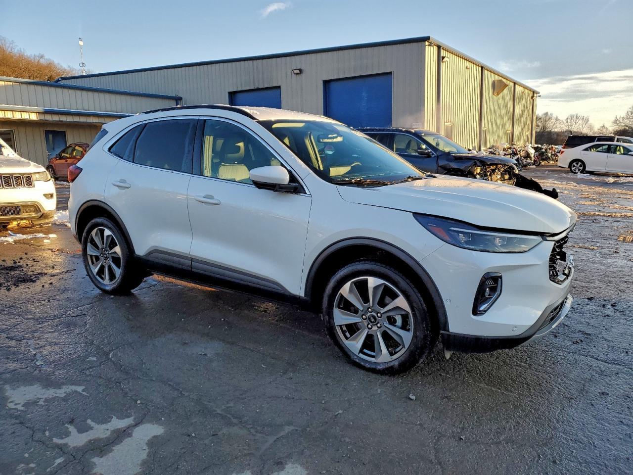 2023 Ford Escape Platinum - Фото 4