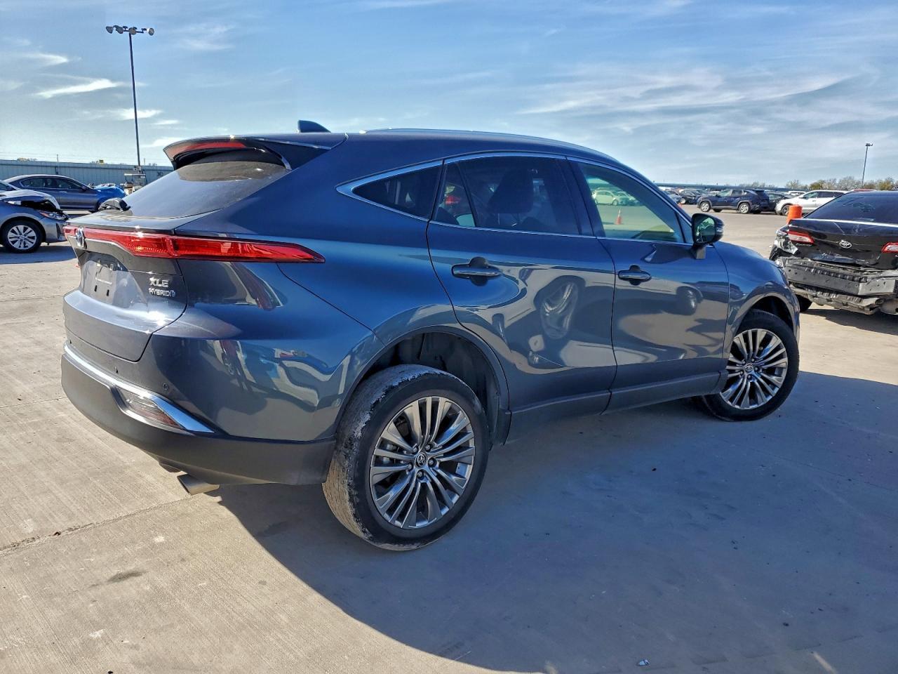 2022 Toyota Venza Le - Image 3