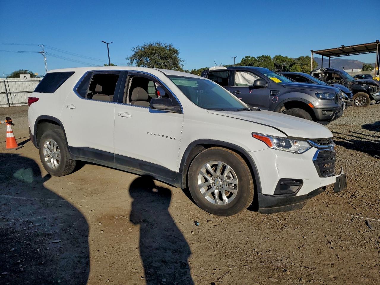 2021 Chevrolet Traverse Ls - Фото 4