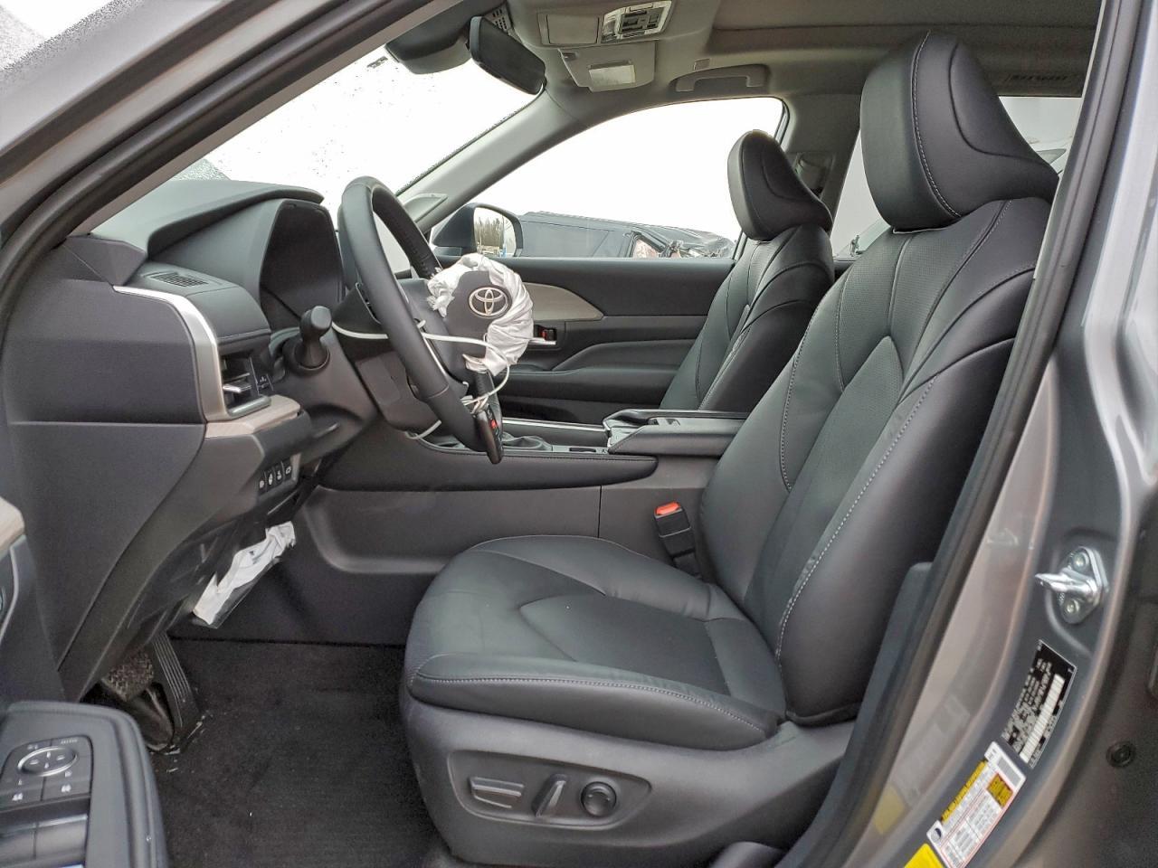 2025 Toyota Grand Highlander Le - Image 7
